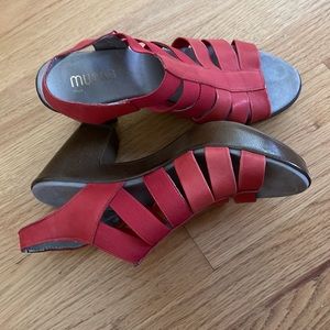 Munro leather orange shoes in 8.5  with 3 inch platform NWOT